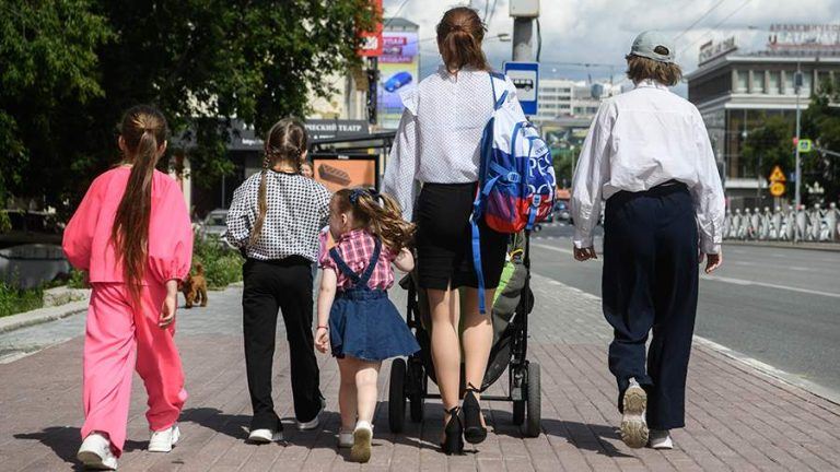 Путин отметил госнаградами многодетных родителей из 13 регионов России
