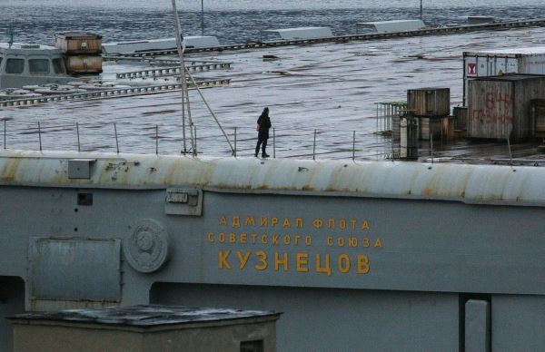 «Его боевая мощь не такая и большая». Военные — о судьбе авианосца «Адмирал Кузнецов», который хотят пустить на металлолом