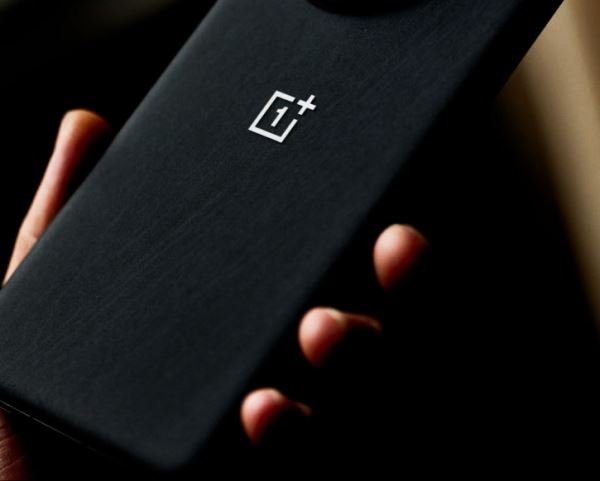 OnePlus 15 приписывают крышку с эффектом «чёрной дыры»