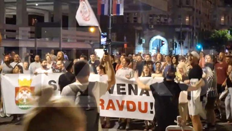 Протестующие в Белграде начали скандировать лозунги евромайдана