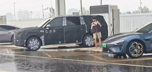 Третий после SU7 и YU7? В Пекине засняли новое авто Xiaomi в камуфляже