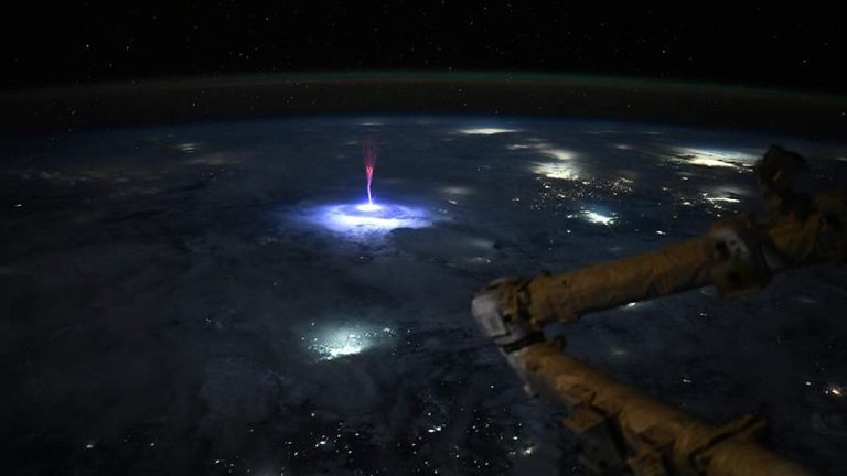 Астронавт NASA показала сделанные с борта МКС снимки редкого светового явления
