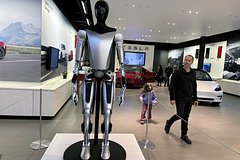 Создатель робота Tesla покинул компанию