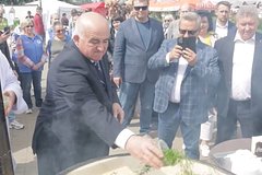 Россияне приготовили 240 килограммов похлебки и преподнесли ее губернатору