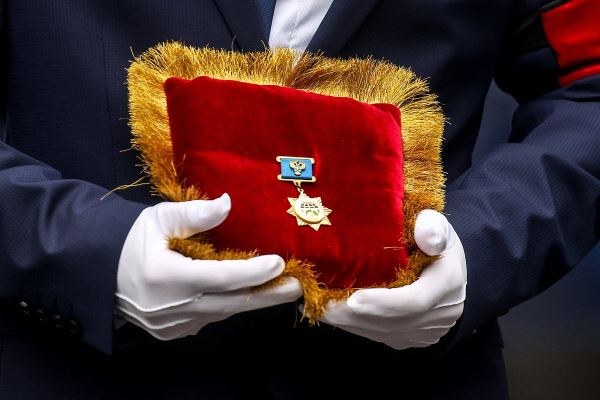Романа Старовойта хоронят в Петербурге. Девушка экс-министра транспорта, чиновники и не только: кто приехал на церемонию?