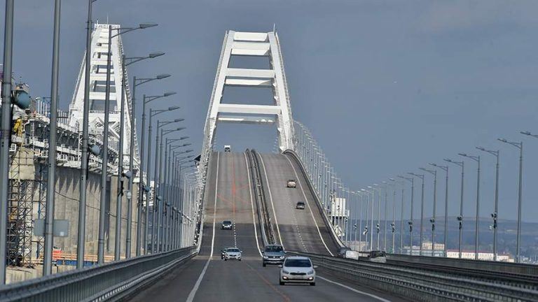 Движение автотранспорта по Крымскому мосту было восстановлено