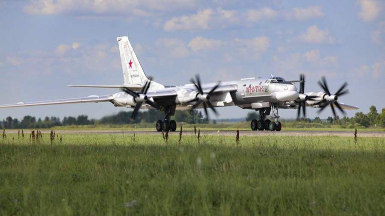 Ракетоносцы Ту-95МС выполнили полет над нейтральными водами Берингова моря