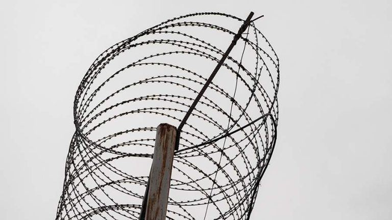 СМИ сообщили о побеге заключенного в сумке с одеждой во Франции