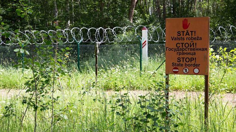 Власти Латвии заявили о возможной депортации из страны почти тысячи россиян