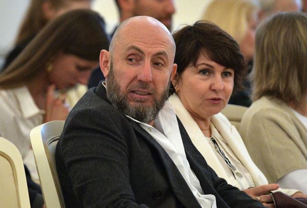 Директор МХАТ задержан по делу о растрате миллиарда рублей. Раньше его обвиняли в мошенничестве на огромные суммы