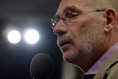 Суд вынес заочный приговор Борису Акунину