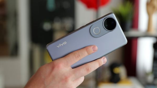 Обзор Vivo V50: фиолетовая аура