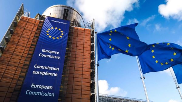 От предупреждений к штрафам до €35 млн: Еврокомиссия уточнила правила AI Act