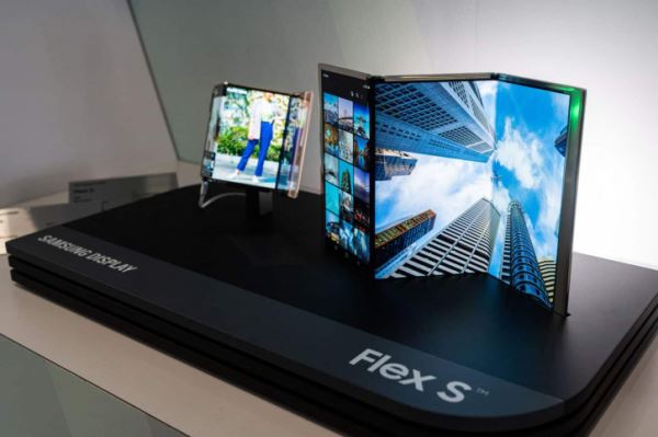 Стало известно, как Samsung может назвать первые трикладушки