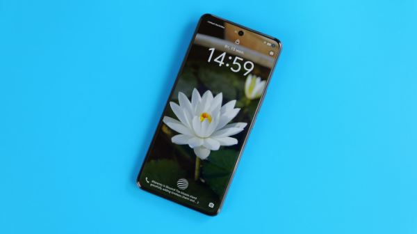Обзор Vivo V50: фиолетовая аура