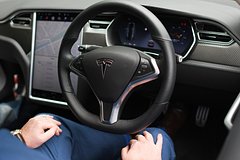 Безопасность автопилота Tesla снизилась