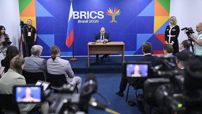 Лавров заявил о росте разногласий и «легком бунте на корабле» в НАТО