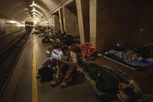 «Киев горит». Россия почти 10 часов атаковала Украину баллистическими ракетами и сотнями «Гераней»
