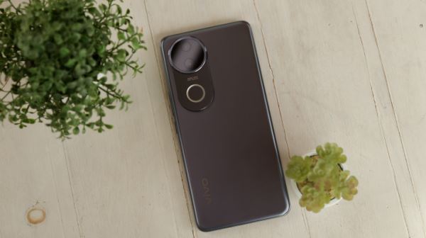 Обзор Vivo V50: фиолетовая аура
