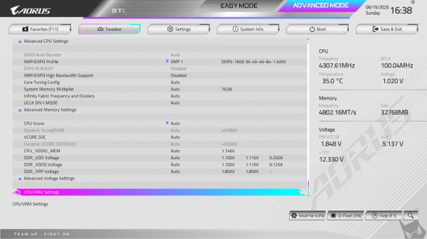 Обзор материнской платы Gigabyte X870 Aorus Stealth Ice на чипсете AMD X870 с расположением разъемов на обратной стороне текстолита