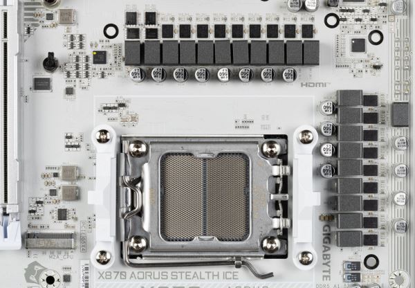 Обзор материнской платы Gigabyte X870 Aorus Stealth Ice на чипсете AMD X870 с расположением разъемов на обратной стороне текстолита