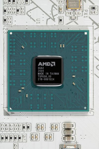 Обзор материнской платы Gigabyte X870 Aorus Stealth Ice на чипсете AMD X870 с расположением разъемов на обратной стороне текстолита