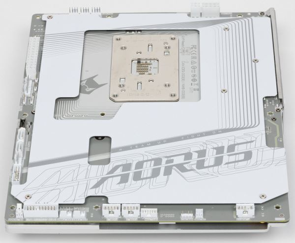 Обзор материнской платы Gigabyte X870 Aorus Stealth Ice на чипсете AMD X870 с расположением разъемов на обратной стороне текстолита