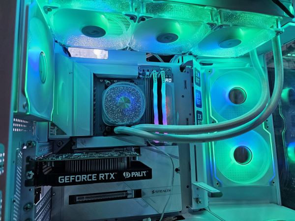 Обзор материнской платы Gigabyte X870 Aorus Stealth Ice на чипсете AMD X870 с расположением разъемов на обратной стороне текстолита