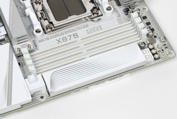Обзор материнской платы Gigabyte X870 Aorus Stealth Ice на чипсете AMD X870 с расположением разъемов на обратной стороне текстолита