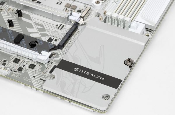 Обзор материнской платы Gigabyte X870 Aorus Stealth Ice на чипсете AMD X870 с расположением разъемов на обратной стороне текстолита