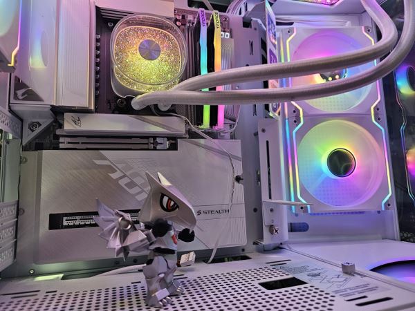 Обзор материнской платы Gigabyte X870 Aorus Stealth Ice на чипсете AMD X870 с расположением разъемов на обратной стороне текстолита