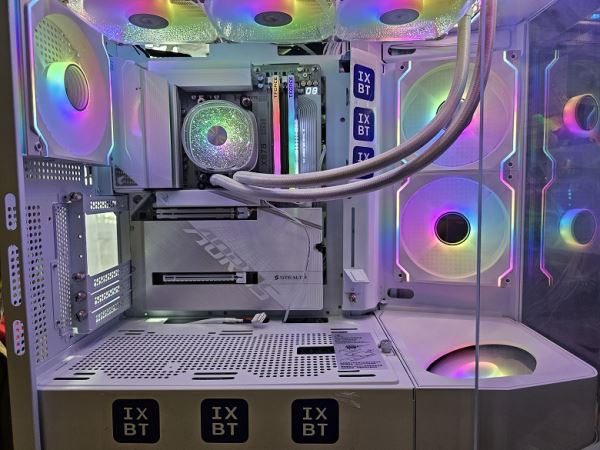 Обзор материнской платы Gigabyte X870 Aorus Stealth Ice на чипсете AMD X870 с расположением разъемов на обратной стороне текстолита