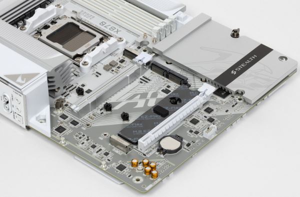 Обзор материнской платы Gigabyte X870 Aorus Stealth Ice на чипсете AMD X870 с расположением разъемов на обратной стороне текстолита