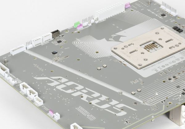 Обзор материнской платы Gigabyte X870 Aorus Stealth Ice на чипсете AMD X870 с расположением разъемов на обратной стороне текстолита