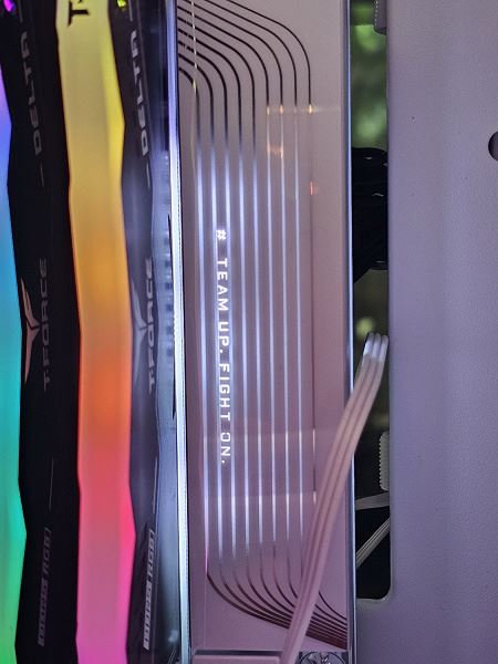 Обзор материнской платы Gigabyte X870 Aorus Stealth Ice на чипсете AMD X870 с расположением разъемов на обратной стороне текстолита