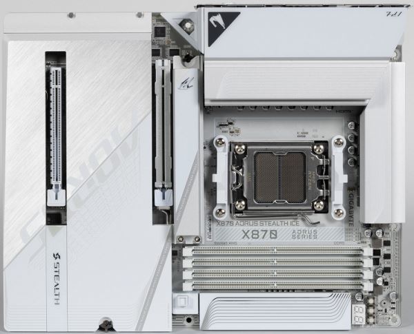 Обзор материнской платы Gigabyte X870 Aorus Stealth Ice на чипсете AMD X870 с расположением разъемов на обратной стороне текстолита