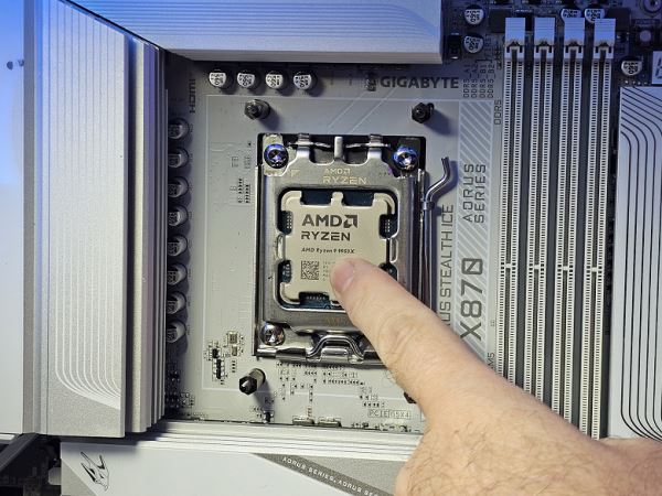 Обзор материнской платы Gigabyte X870 Aorus Stealth Ice на чипсете AMD X870 с расположением разъемов на обратной стороне текстолита