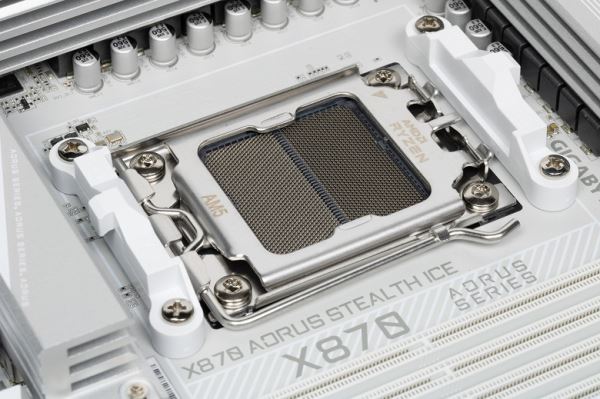Обзор материнской платы Gigabyte X870 Aorus Stealth Ice на чипсете AMD X870 с расположением разъемов на обратной стороне текстолита