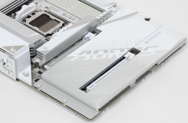 Обзор материнской платы Gigabyte X870 Aorus Stealth Ice на чипсете AMD X870 с расположением разъемов на обратной стороне текстолита
