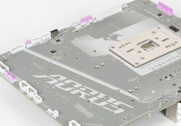 Обзор материнской платы Gigabyte X870 Aorus Stealth Ice на чипсете AMD X870 с расположением разъемов на обратной стороне текстолита