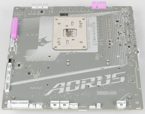 Обзор материнской платы Gigabyte X870 Aorus Stealth Ice на чипсете AMD X870 с расположением разъемов на обратной стороне текстолита