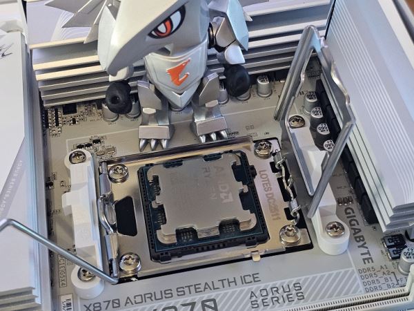 Обзор материнской платы Gigabyte X870 Aorus Stealth Ice на чипсете AMD X870 с расположением разъемов на обратной стороне текстолита