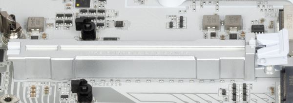 Обзор материнской платы Gigabyte X870 Aorus Stealth Ice на чипсете AMD X870 с расположением разъемов на обратной стороне текстолита